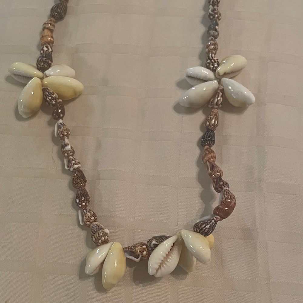 Vintage Hawaiian Cowrie Shells Flowers Necklace 16 “ - Picture 2 of 2